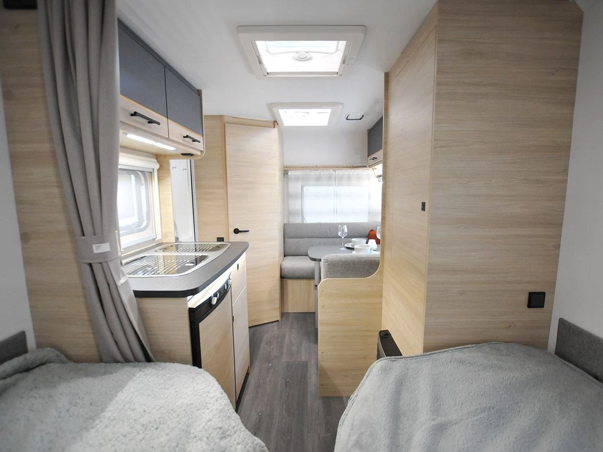 Caravelair Alba Style 472 caravan Caravelair Alba Style 472 Caravan -Wildernis Kampeer Winkel caravelair alba style 2022 10 vanvoornaarachter ecommerce acb2 1