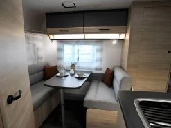 Caravelair Alba Style 472 Caravan 4 Caravelair Alba Style 472 Caravan -Wildernis Kampeer Winkel caravelair alba style 2022 3 binnenkomst ecommerce bf1f 1