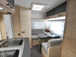 Caravelair Alba Style 472 Caravan 5 Caravelair Alba Style 472 Caravan -Wildernis Kampeer Winkel caravelair alba style 2022 4 richtingzitgroep ecommerce e188 1