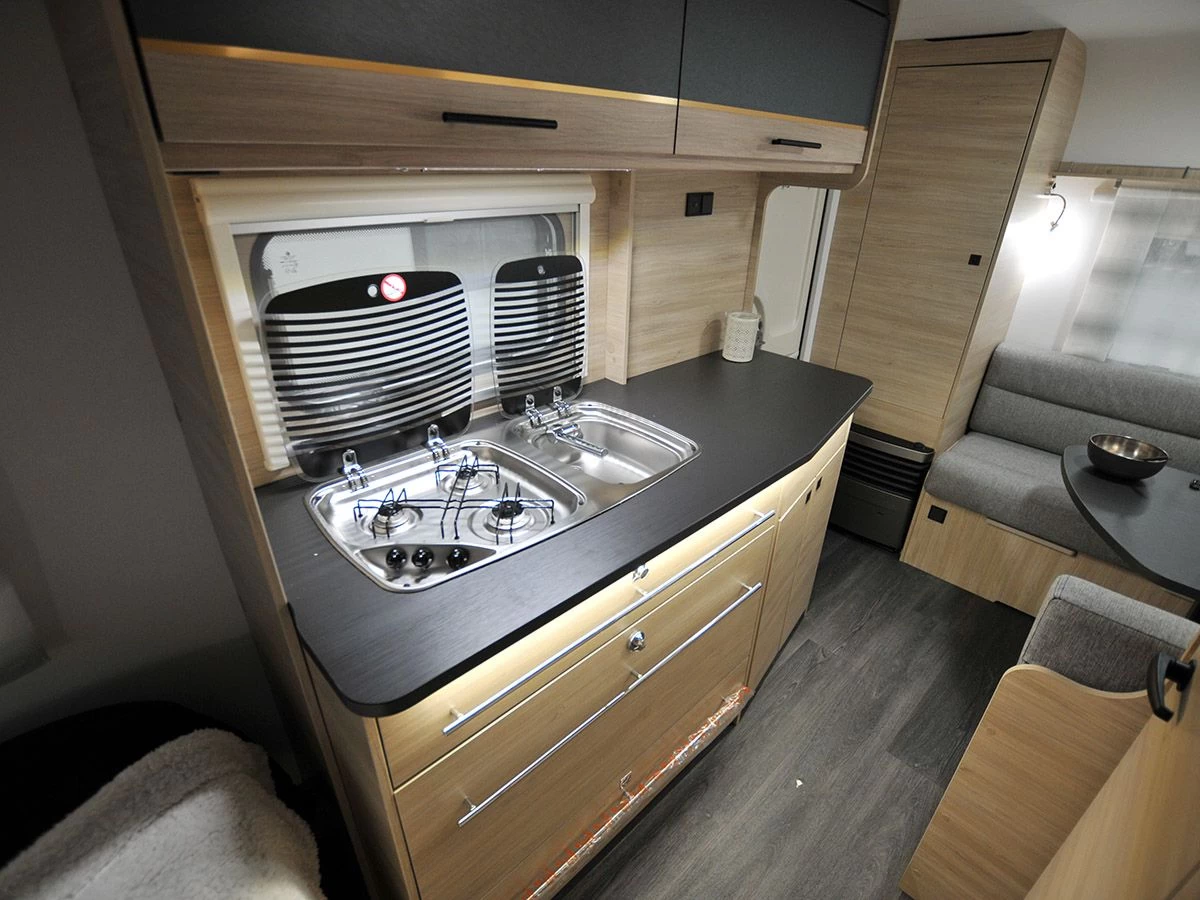 Caravelair Alba Style 430 caravan Caravelair Alba Style 430 Caravan -Wildernis Kampeer Winkel caravelair alba style 430 2022 7 keukenblok ecommerce