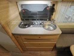 Fendt Bianco Activ 465 SFH Caravan 9 Fendt Bianco Activ 465 SFH Caravan -Wildernis Kampeer Winkel fendt bianco activ 465 sfh 2022 8 keukenblok ecommerce 1688