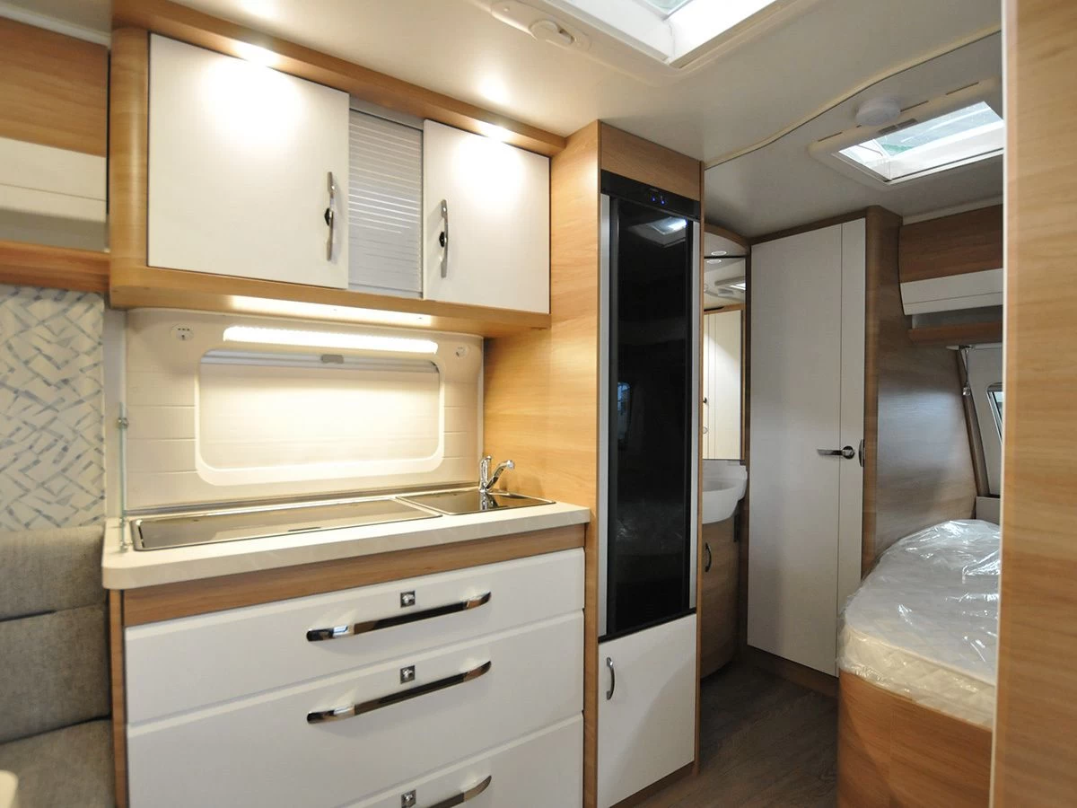 Hobby De Luxe 460 UFe caravan Hobby De Luxe 460 UFe Caravan -Wildernis Kampeer Winkel hobby 460 ufe dl koelkast dicht ecommerce 5e67