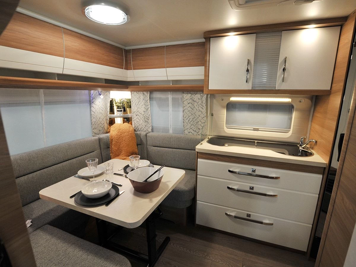 Hobby De Luxe 460 UFe caravan Hobby De Luxe 460 UFe Caravan -Wildernis Kampeer Winkel