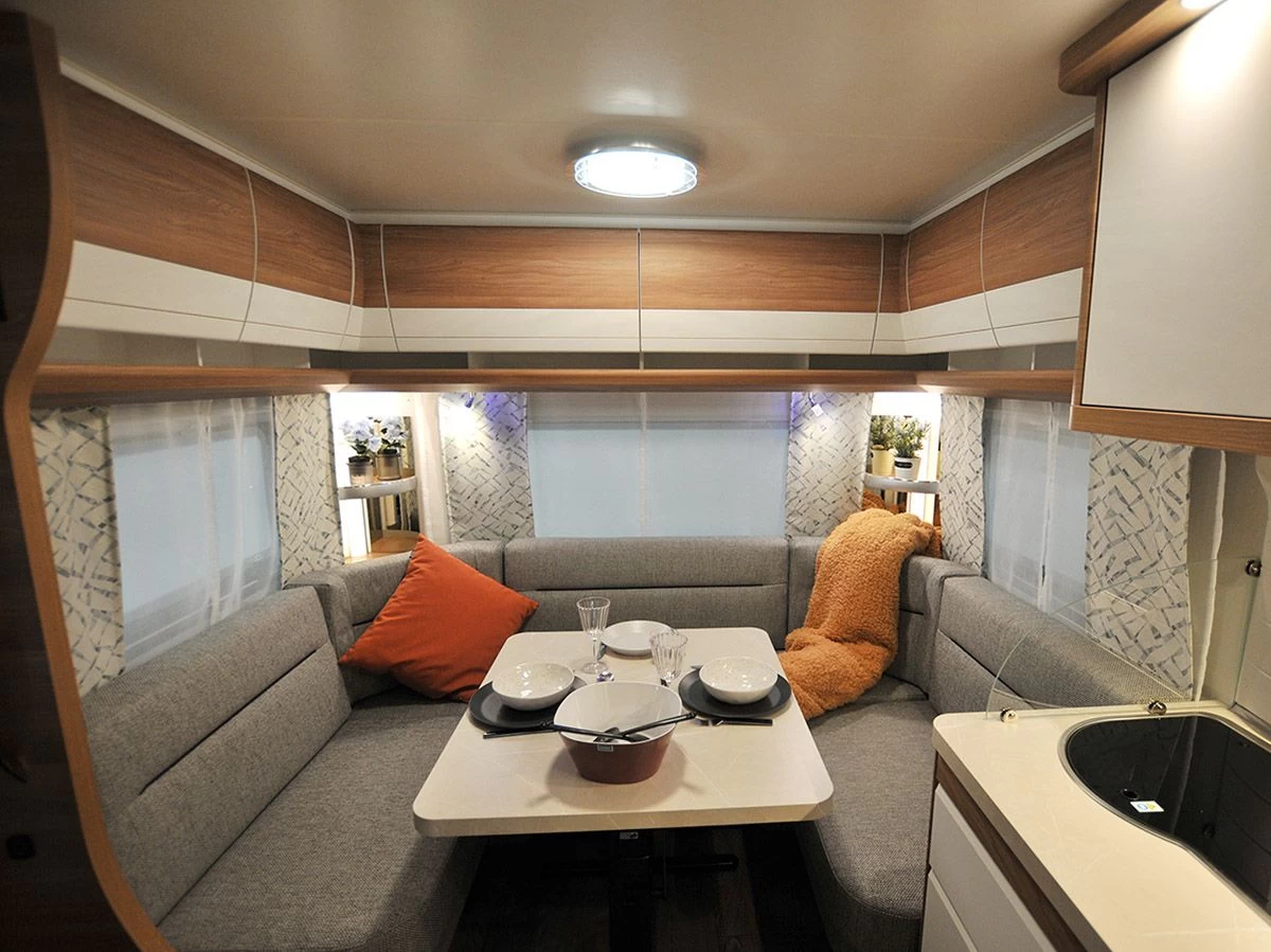 Hobby De Luxe 460 UFe caravan Hobby De Luxe 460 UFe Caravan -Wildernis Kampeer Winkel